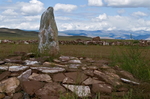 Между основным захоронением и местом погребения лошадей стоит на небольшом возвышении «Оленый камень», служивший, посредником между миром живых и миром мертвых. Около него родичи, совершая обряды, клали приношения умершему члену семьи.